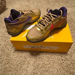 BRAND NEW never worn KOBE V PROTRO/ UNDFTD size 5.5 mens